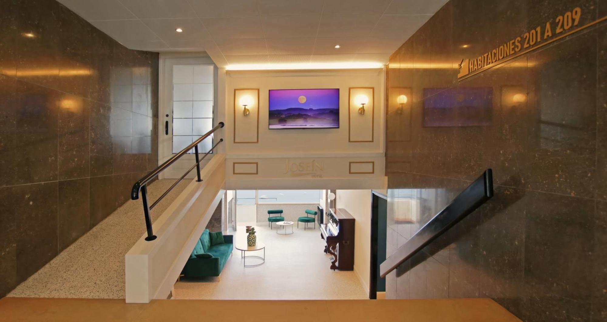 Hotel Josein Комильяс Экстерьер фото